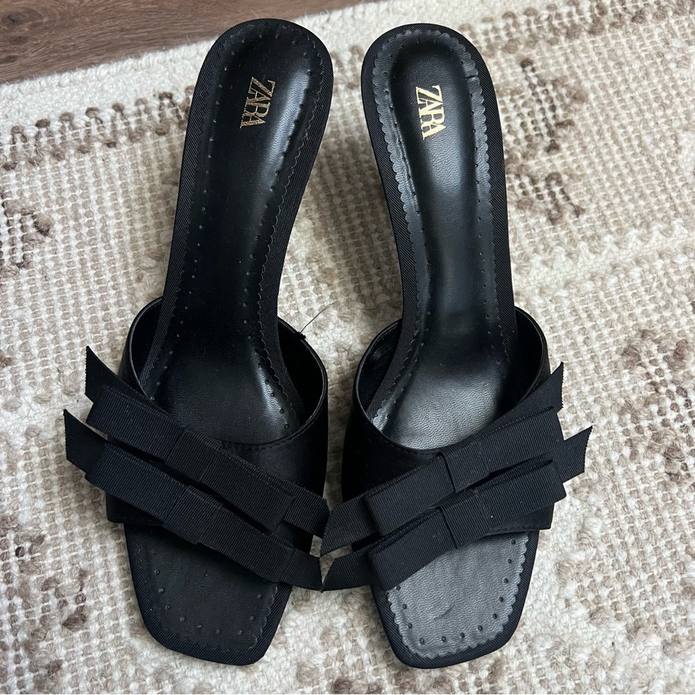 Black ZARA heeled sandals with bows